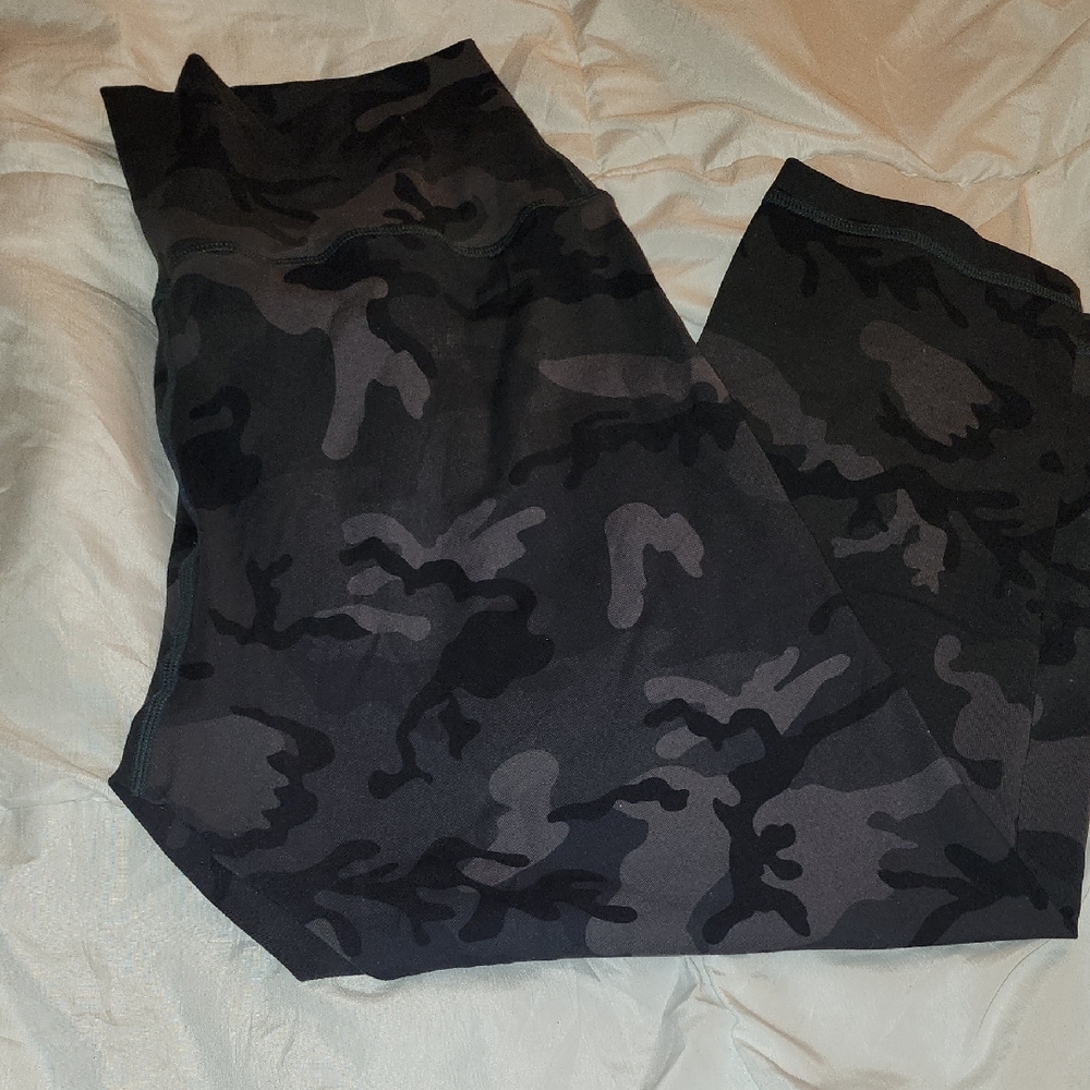 Zyia Camo Cropped Qorkout Leggings